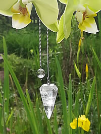 Bergkristall mit Orchidee